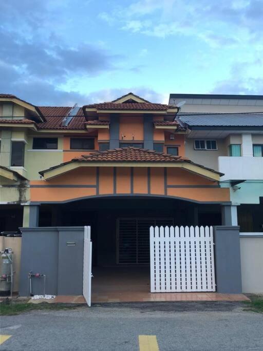 T House Nearby Kuantan East Coast Shopping Mall Экстерьер фото