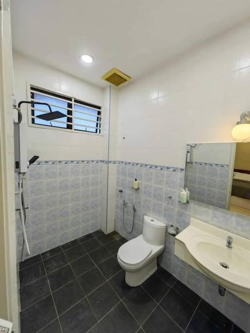 T House Nearby Kuantan East Coast Shopping Mall Экстерьер фото